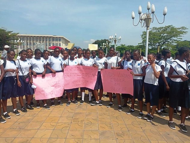RDC- Gratuité de l’enseignement:  Manifestations des élèves du lycée Motema Mpiko à l’Assemblée nationale