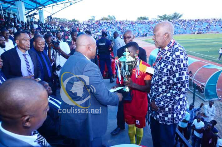 SPORT: Sanga Balende soulève la coupe  » Étienne Tshisekedi » après sa victoire sur As Bantous