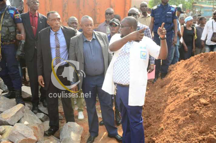 Kasaï oriental : Le gouverneur de province en visite des travaux anti érosifs sur l’avenue Monseigneur Nkongolo