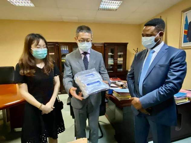 RDC : Le directeur de cabinet a.i du chef de l’État reçoit 12.000 masques don de HUAWEI/ RDC