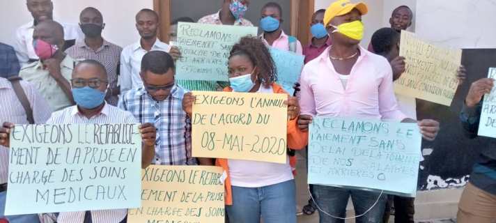 RDC-Maniema : Les agents et cadres de Namoya maining en sit-in devant le bureau provincial de la société