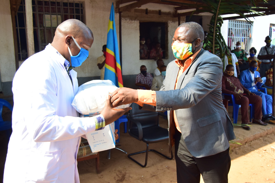 Kasaï oriental : Le personnel de l’unité de traitement de choléra de la Muya reçoit une enveloppe du gouverneur