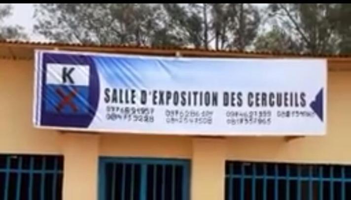 RDC – Lualaba: Le maire de Kolwezi remet les clés de la salle d’exposition des cercueils aux fabricants
