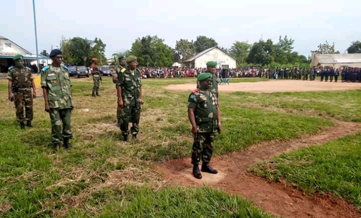 Kasaï oriental : Première parade militaire du général-major Marcel Mbangu