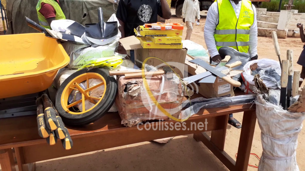 Kasaï oriental : Le gouverneur Maweja reçoit les matériels de cantonnage manuel de l’OVDA
