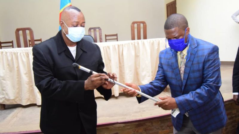 Kasaï Oriental : Des cannes blanches don du président Tshisekedi  remises aux malvoyants