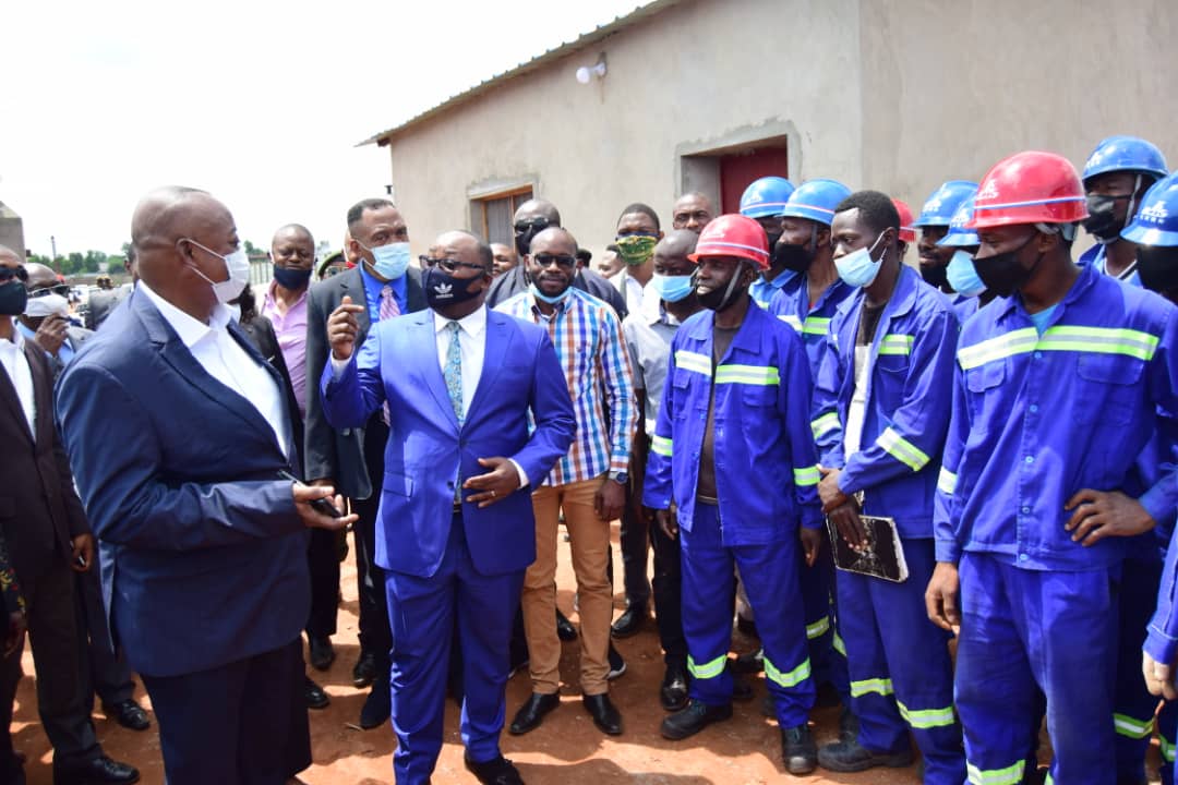 Kasaï oriental : Le ministre national des transports inspecte les travaux de construction de l&rsquo;aéroport de Mbujimayi