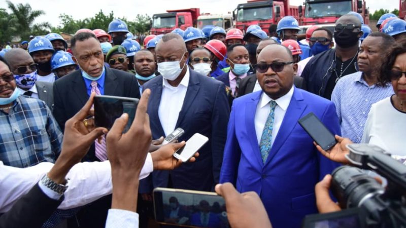 Kasaï oriental : Le ministre Mazenga exige le déguerpissement des populations environnant l&rsquo;aéroport de Mbujimayi