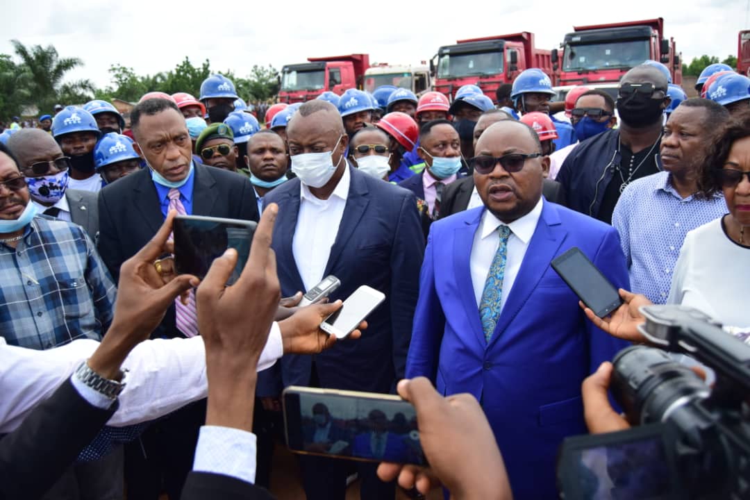 Kasaï oriental : Le ministre Mazenga exige le déguerpissement des populations environnant l&rsquo;aéroport de Mbujimayi