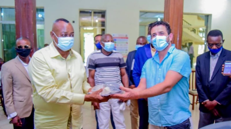 Kasaï oriental: Des concentrateurs d&rsquo;oxygène destinés à l&rsquo;hôpital Bonzola remis au gouverneur Maweja