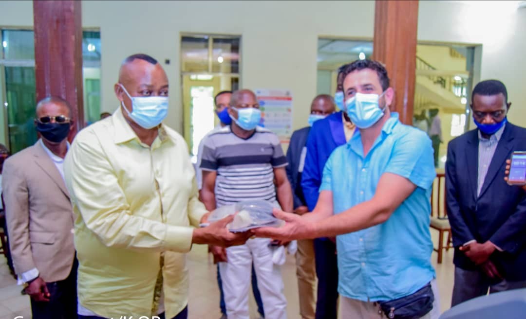 Kasaï oriental: Des concentrateurs d&rsquo;oxygène destinés à l&rsquo;hôpital Bonzola remis au gouverneur Maweja