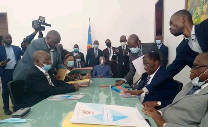 RDC : Remise et reprise au sénat, Thambwe Mwamba remet le bâton au bureau d’âge