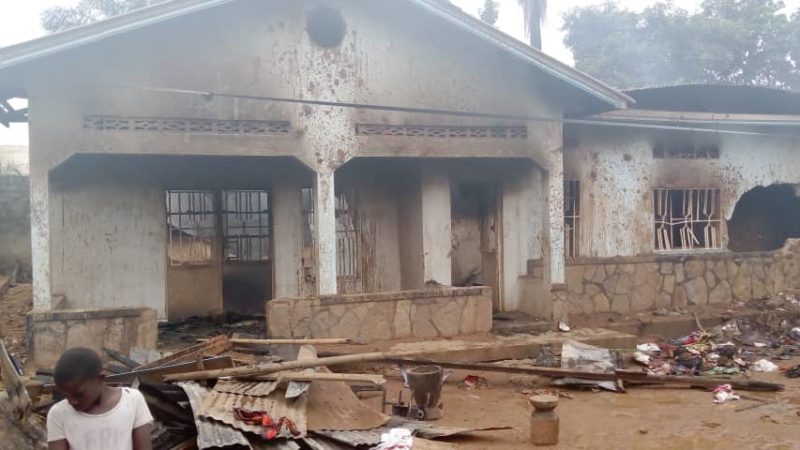 Kasaï Oriental : Une maison prend feu à la suite de l’explosion d’une batterie de téléphone