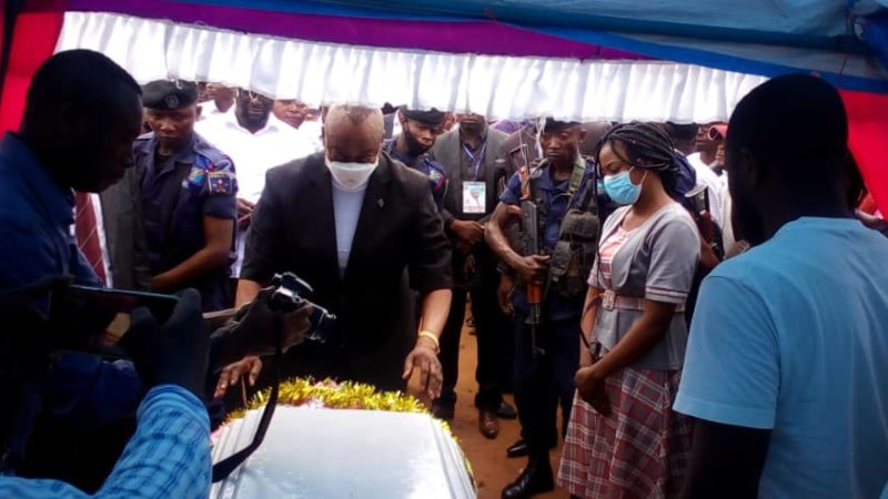 Kasaï oriental : Inhumation du taximan assassiné, le gouverneur Maweja accompagne le cortège au cimetière