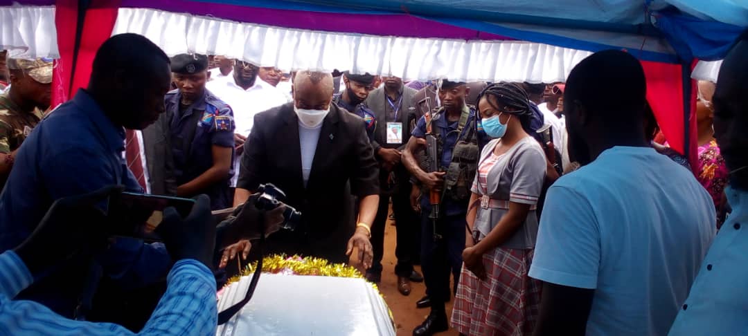 Kasaï oriental : Inhumation du taximan assassiné, le gouverneur Maweja accompagne le cortège au cimetière
