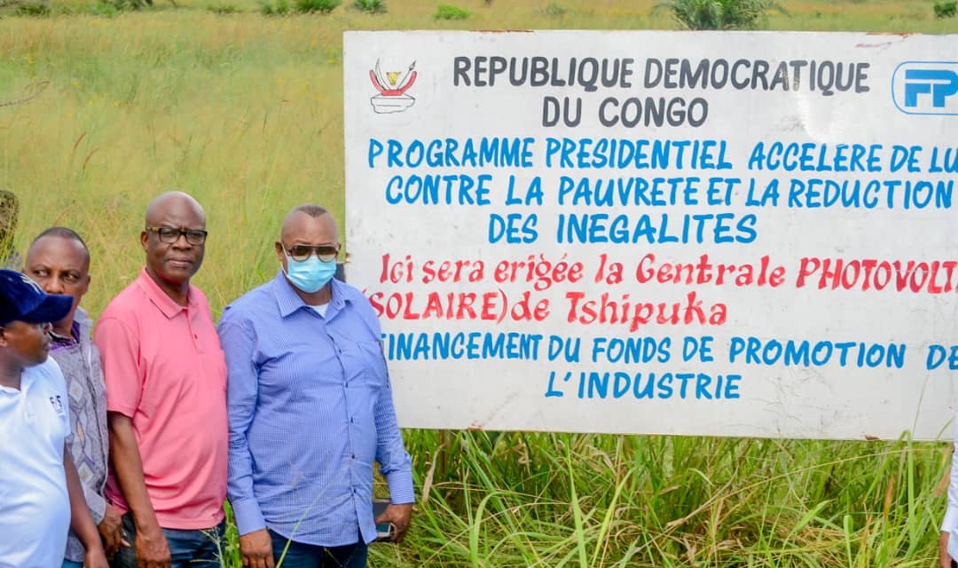 Kasaï oriental : J. Maweja et la délégation présidentielle visitent le site de l’érection de la centrale photovoltaïque de Cipuka