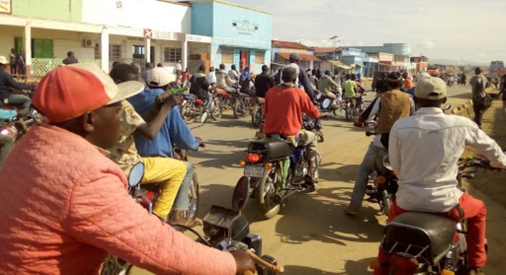 Kasaï oriental : Les conducteurs motos exigent l’implication du gouverneur dans la baisse du prix de carburant