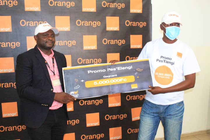 Kasaï oriental : Orange Rdc remet le prix de la promotion « Pes’elengi » au gagnant