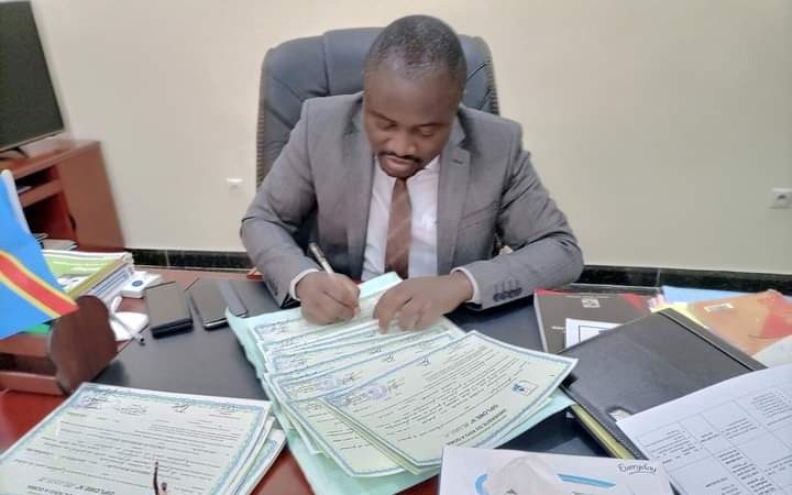 RDC: Le ministère de l&rsquo;ESU annonce l&rsquo;opération de signature de près d&rsquo;un million de diplômes