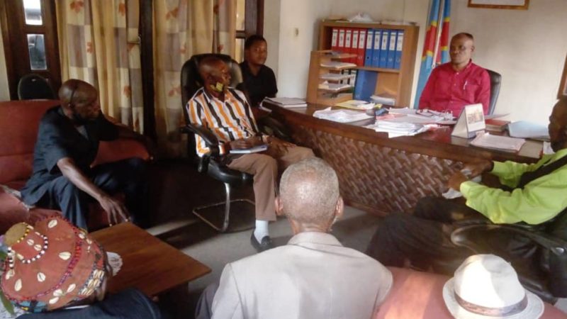 Kasaï-Oriental : Lazare Tshipinda s&rsquo;entretient avec les notables de Bakwa Nyanguila sur le conflit du pouvoir coutumier
