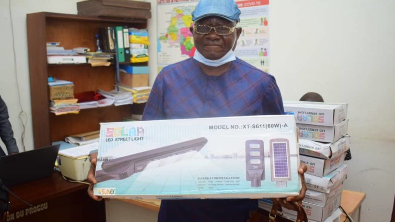 Kasaï oriental : Jeannette Longa remet des lampadaires solaires pour éclairer la prison centrale de Mbujimayi