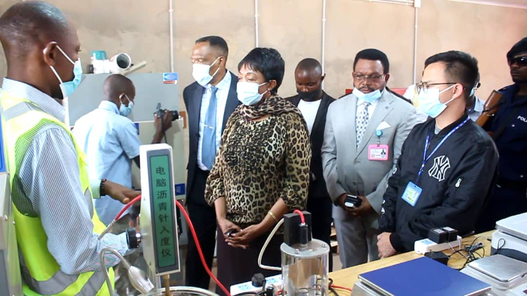 Kasaï oriental : Jeannette Longa visite le laboratoire de CJIC à l’aéroport de Mbujimayi