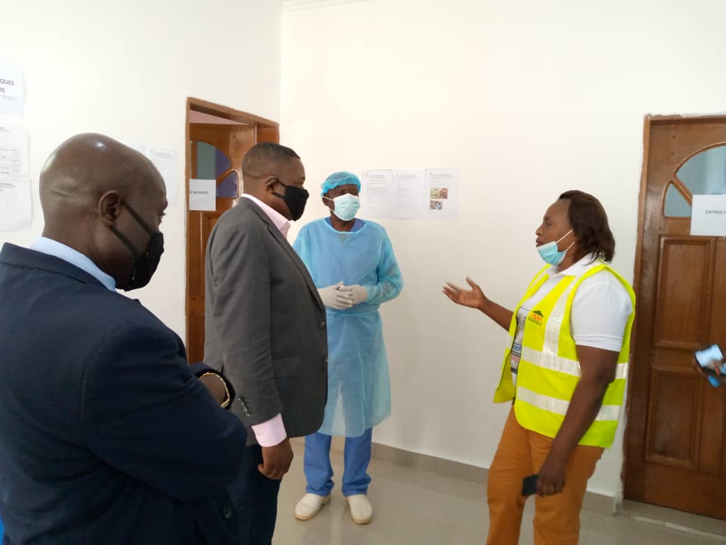 Kasaï oriental : Liévin Mbuyamba  visite le laboratoire biomédical saint Raphael de la Fondation Maison Pungwe