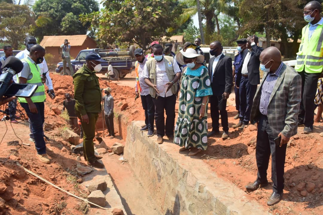 Kasaï oriental : Jeannette Longa et le DG de l’OVD visitent des chantiers à Mbujimayi et Kabeya Kamwanga