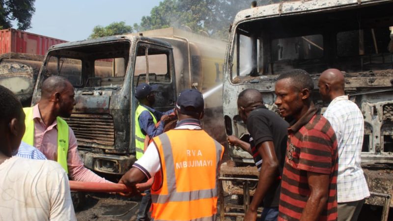 Kasaï oriental : Trois véhicules fortement endommagés dans un incendie à Bakwadianga