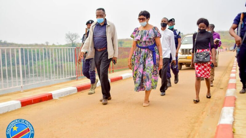 Kasaï oriental : Jeannette Longa  visite les ponts  réhabilités de Tshilemba et Kalelu
