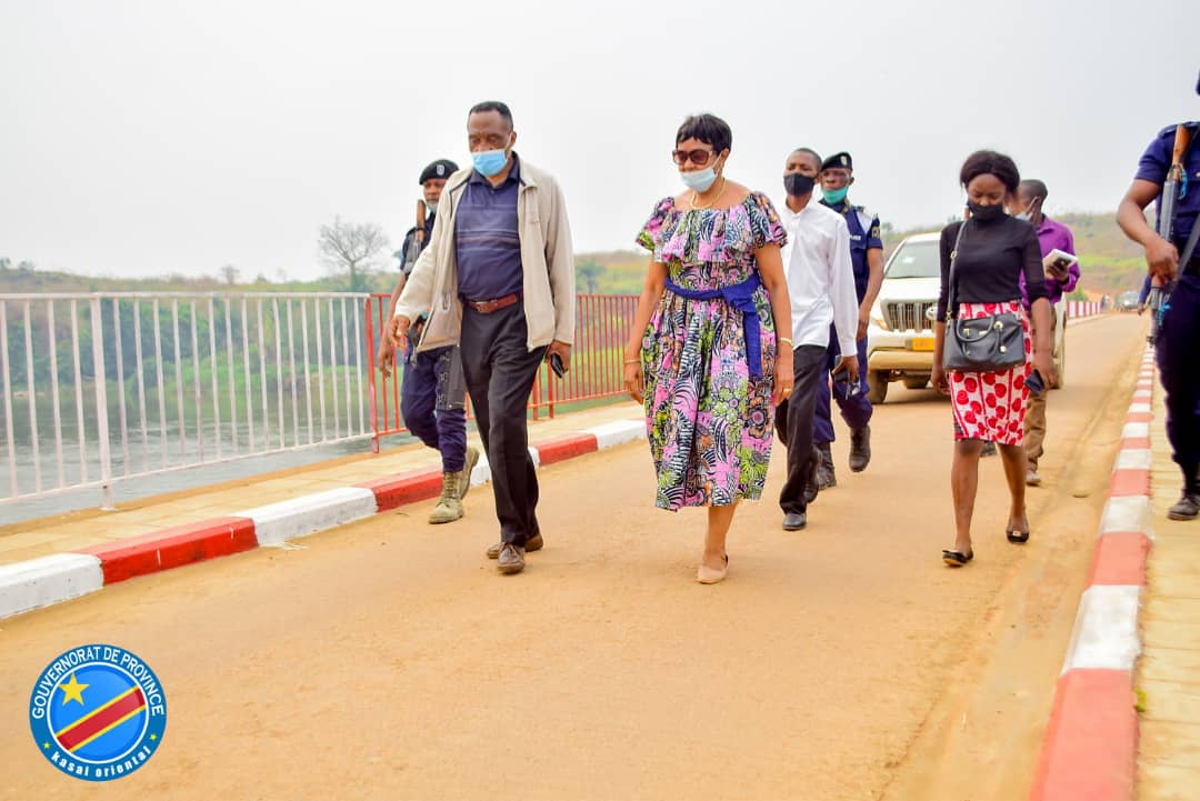 Kasaï oriental : Jeannette Longa  visite les ponts  réhabilités de Tshilemba et Kalelu