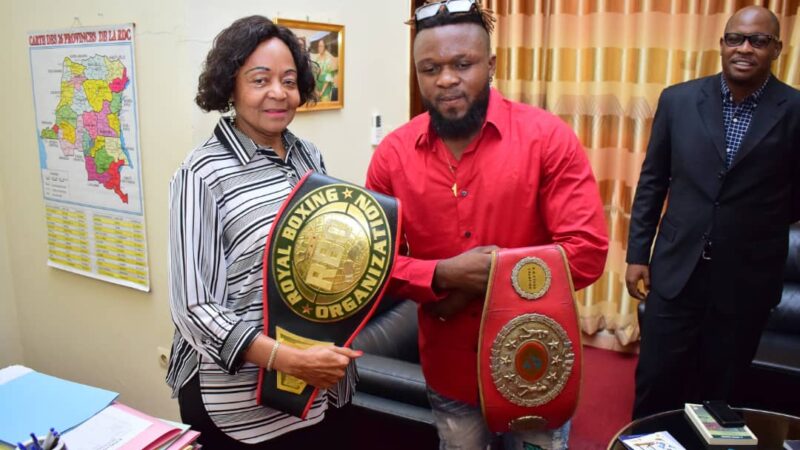 Kasaï oriental : le boxeur Kazadi wa Mbata présente sa ceinture de champion d’Afrique catégorie lourds légers