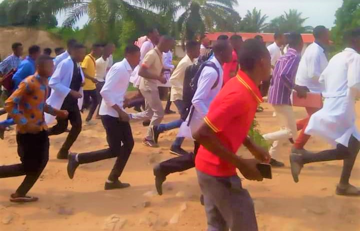 RDC-Lomami: les étudiants de l’UNIKAB ont manifesté contre la fermeture de la faculté de médecine dans leur institution