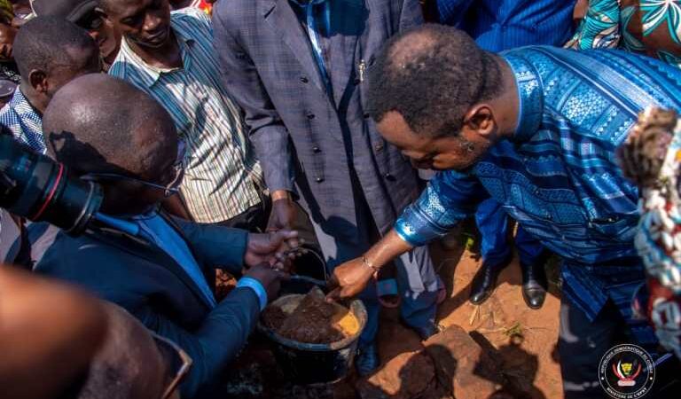 Kasaï Oriental : Tony Mwaba pose la pierre pour la construction de deux écoles modernes à Katanda