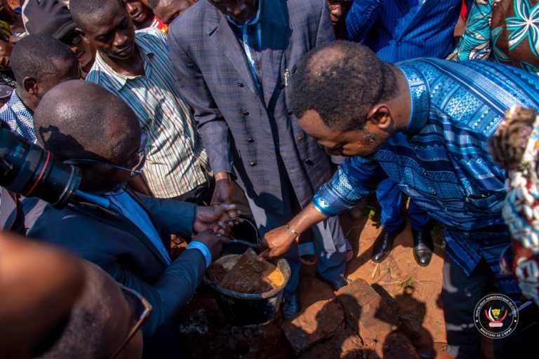 Kasaï Oriental : Tony Mwaba pose la pierre pour la construction de deux écoles modernes à Katanda