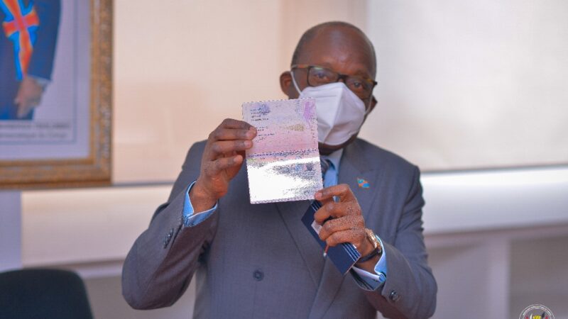 RDC- affaires étrangères : 395 passeports imprimés et présentés à Christophe Lutundula