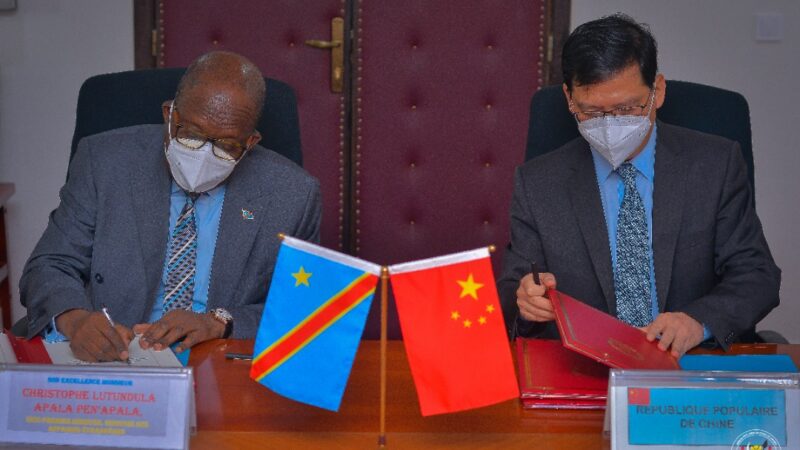 RDC- affaires étrangères : Christophe Lutundula et l’ambassadeur de la Chine signent deux accords pour la promotion de la coopération économique et technique