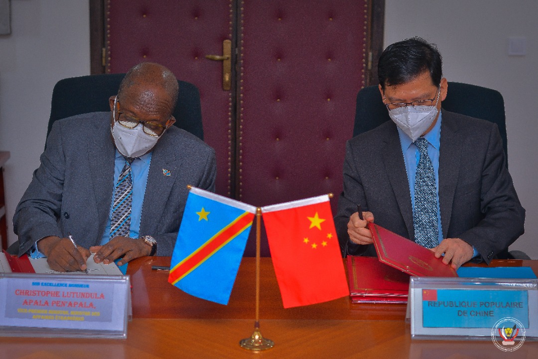 RDC- affaires étrangères : Christophe Lutundula et l’ambassadeur de la Chine signent deux accords pour la promotion de la coopération économique et technique