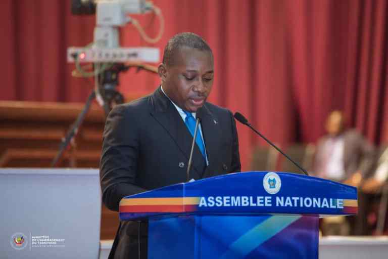 RDC : Guy Loando  séduit les députés nationaux avec le projet de loi relatif à l’aménagement du territoire