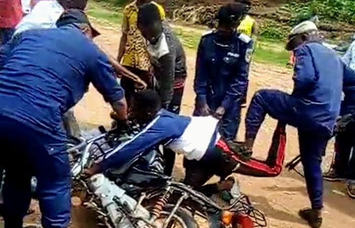 Kasaï Oriental-recouvrement forcé: un conducteur moto brutalisé par la police pour n’avoir pas présenté les originaux