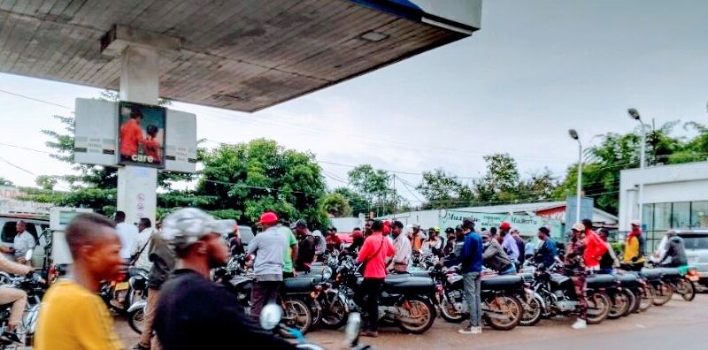 Kasaï Oriental : hausse du prix de carburant, les conducteurs motos sollicitent l’implication du gouvernement provincial