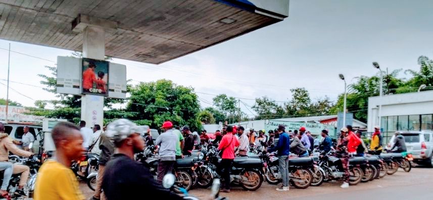 Kasaï Oriental : hausse du prix de carburant, les conducteurs motos sollicitent l&rsquo;implication du gouvernement provincial