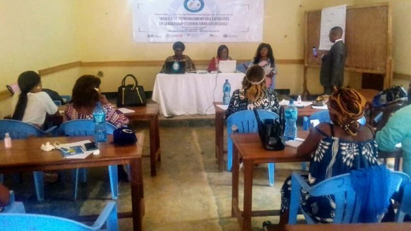 Kasaï oriental: quelques femmes des médias  de Mbujimayi participent à un atelier de renforcement des capacités, organisé par l’ACOFEPE