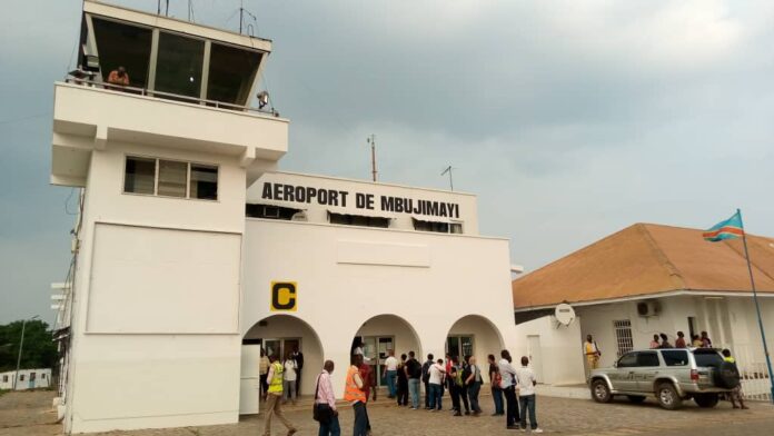 Kasaï oriental : foudroyé, un manutentionnaire meurt sur le tarmac de l’aéroport de Mbujimayi