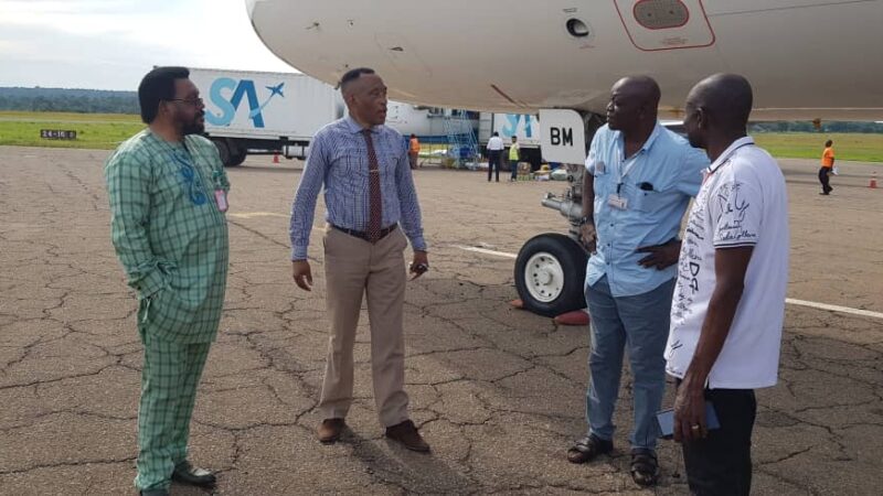 Kasai oriental : décès d’un manutentionnaire, le ministre provincial des ITPR, Joachim Kalonji constate le drame à l’aéroport