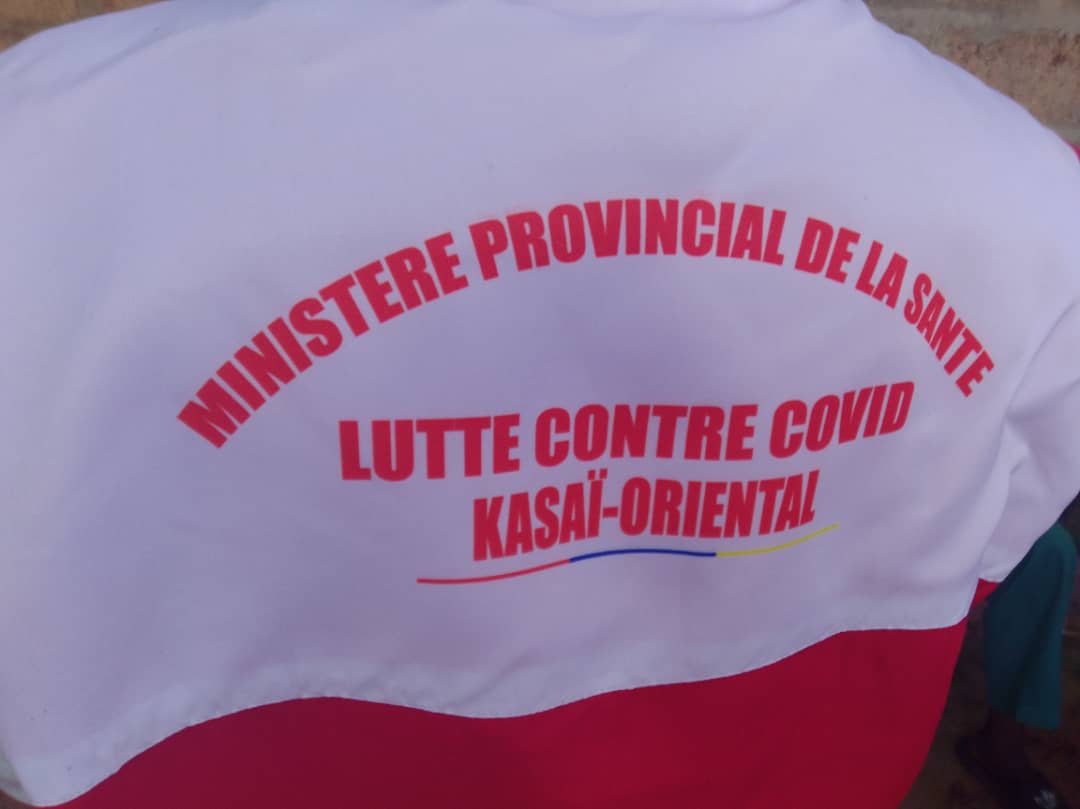 Kasaï oriental: le ministre provincial de la santé dote les membres du comité de riposte de nouvelles tenues