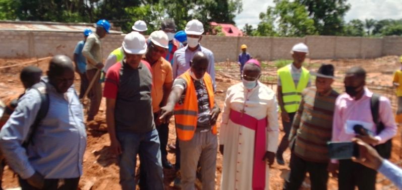 Kasaï oriental : Monseigneur Bernard Kasanda salue l’évolution des chantiers Kalenda Mudishi et Kansele financés par le FPI et souhaite voir la fin des travaux dans le délai