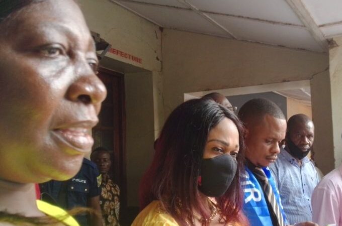 Kasaï oriental : la PCA de la « Fondation Mpanda Wetu » assiste l’ISTM Mbujimayi avec un échographe
