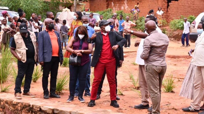Kasaï oriental : Le ministre des infrastructures et travaux publics visite les travaux du projet TSHILEJELU