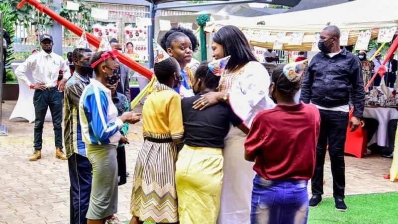 Lualaba : fête de Noël, Fifi Masuka communie avec les enfants de sa province